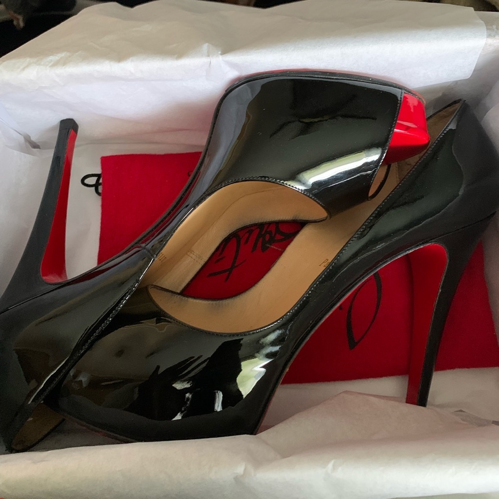 Very Prive Christian Louboutin Black Pump Red Toe